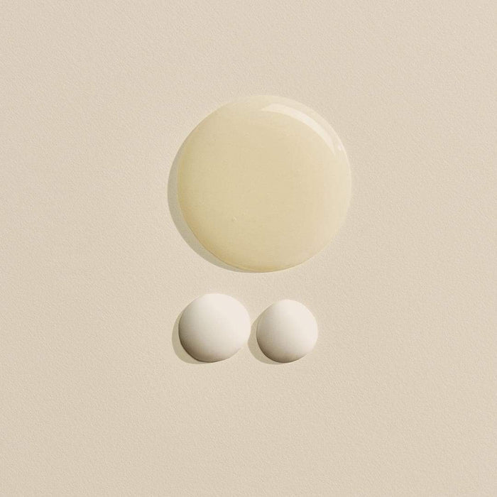 Oil cleanser effectively removes makeup, leaving skin clean and refreshed without irritation.