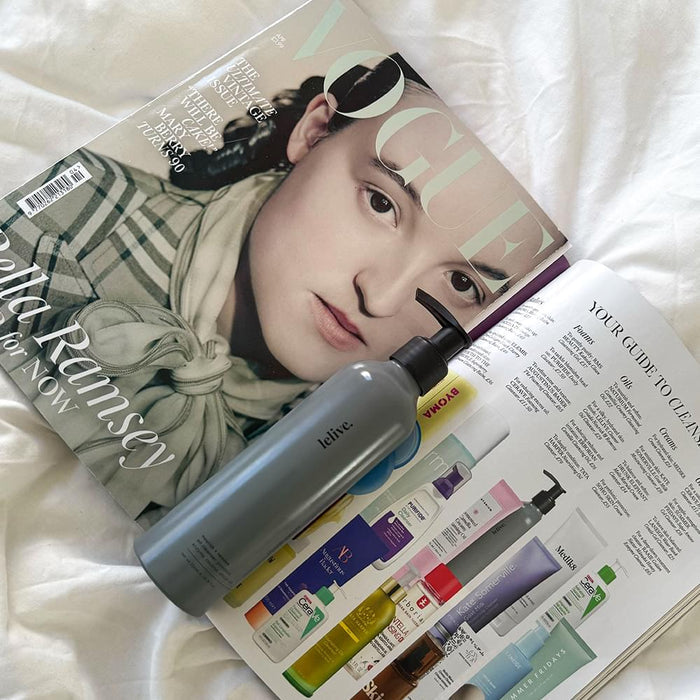 Oil cleanser effectively removes makeup, leaving skin clean and refreshed without irritation.