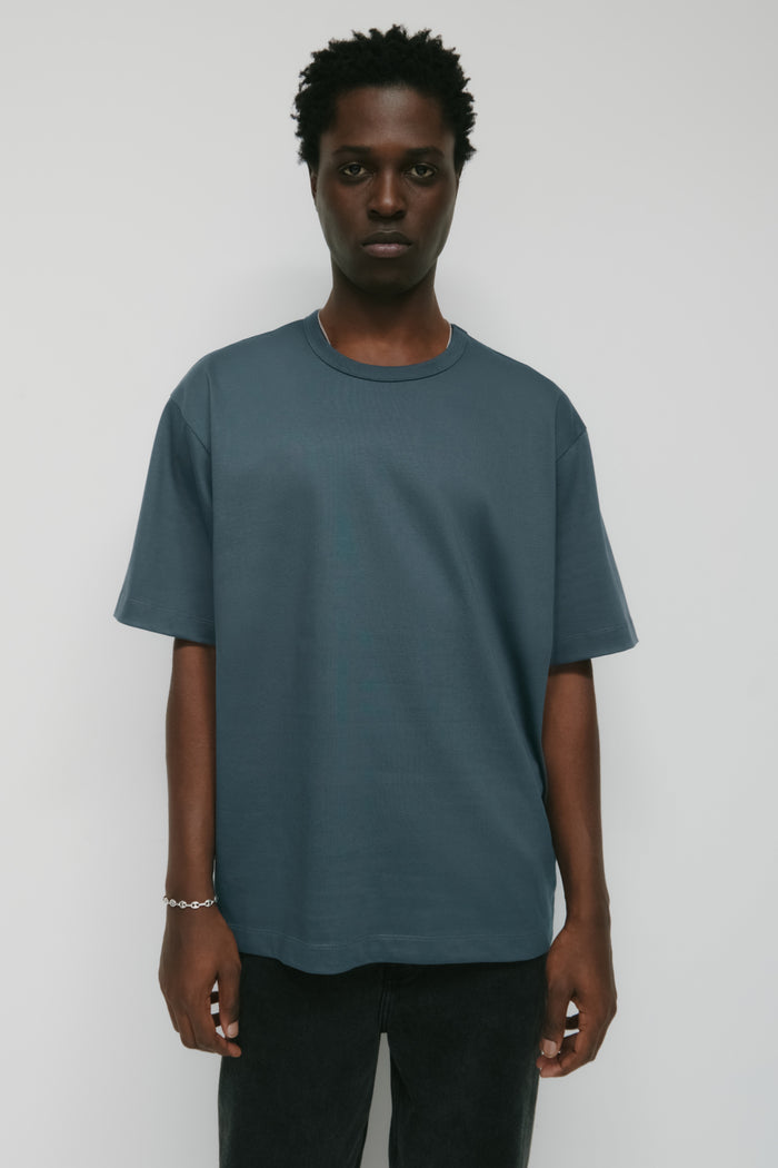 Model is 6’2” and is wearing a size L.
