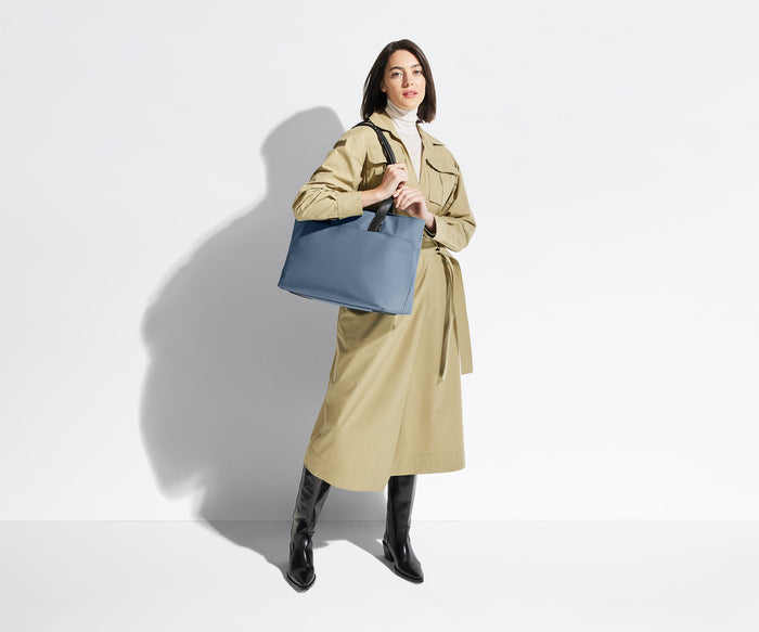 Person wearing the Everywhere Tote on their shoulder
// Model is 5’11”